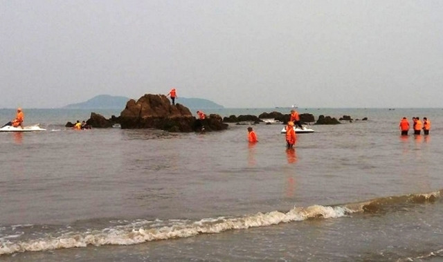 Các lực lượng chức năng tiếp tục tìm kiếm thi thể học sinh thứ hai.