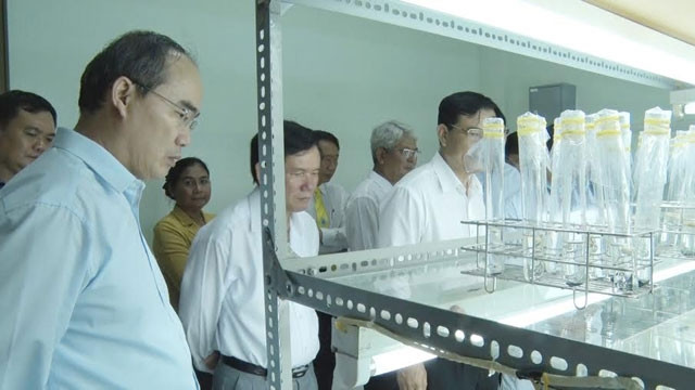 Đồng chí Nguyễn Thiện Nhân thăm phòng vi sinh, nuôi cấy mô Khoa Nông nghiệp Thủy sản trường Đại học Trà Vinh.