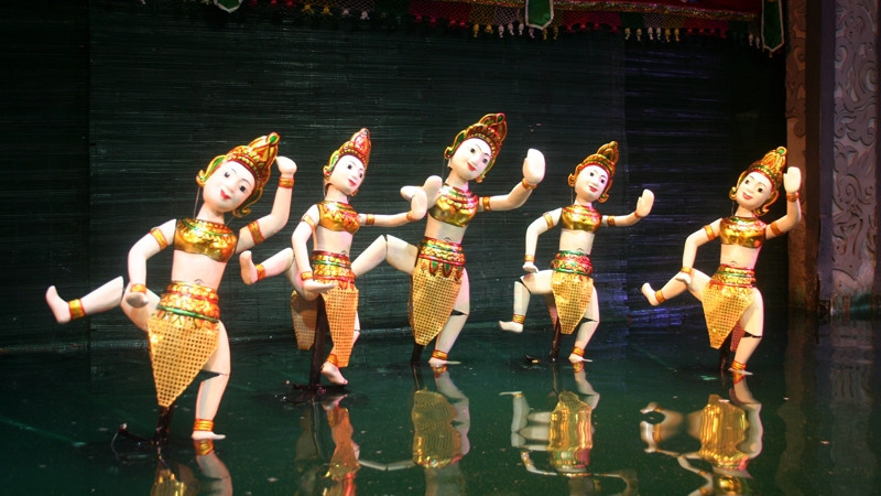 Cảnh trong chương trình Bay lên từ mặt nước.