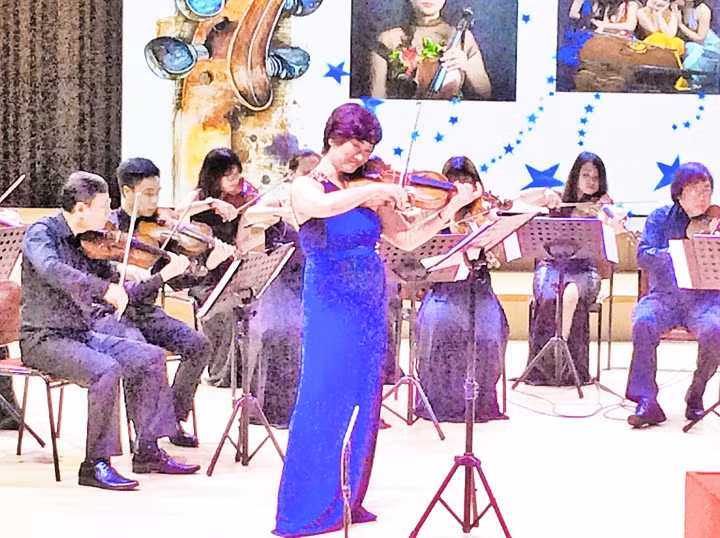 Nghệ sĩ Nguyễn Nguyệt Thu biểu diễn trong buổi hòa nhạc Mầu xanh yêu thương.