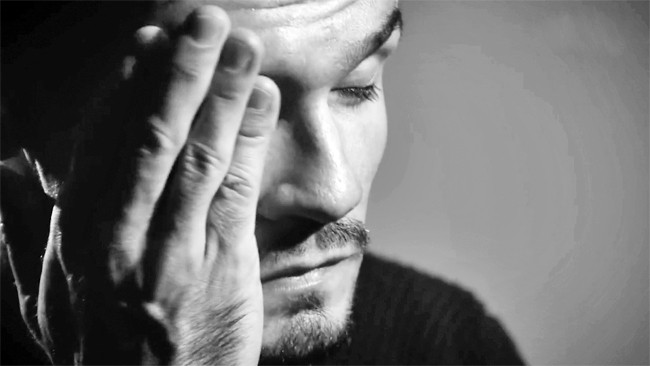 Dejan Lovren không kìm nén nổi cảm xúc khi nhắc về tuổi thơ trong cuốn phim tư liệu về cuộc đời mình. Ảnh | LFCTV