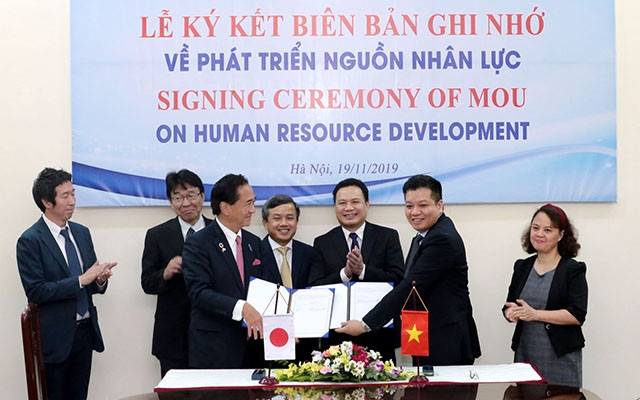 Cục trưởng Cục Quản lý Lao động ngoài nước Tống Hải Nam và Thống đốc tỉnh Kanagawa (Nhật Bản) Yuji Kuroiwa ký Biên bản ghi nhớ về phát triển nguồn nhân lực giữa Bộ LĐ-TBXH với Chính quyền tỉnh Kanagaw