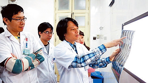 Bác sĩ Trần Văn Phúc chẩn đoán hình ảnh cho bệnh nhân. Ảnh | Tú Mai