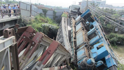 Nhịp cầu sập mang theo chiếc xe quá tải (Ảnh: Quốc Dũng).