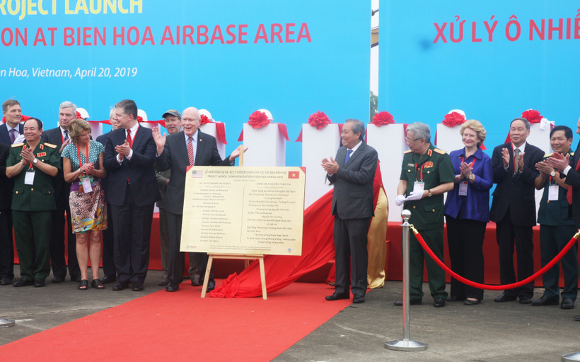 Phó Thủ tướng Thường trực Chính phủ Trương Hòa Bình và Thượng nghị sĩ Hoa Kỳ Patrick Leahy thực hiện nghi thức khởi động.