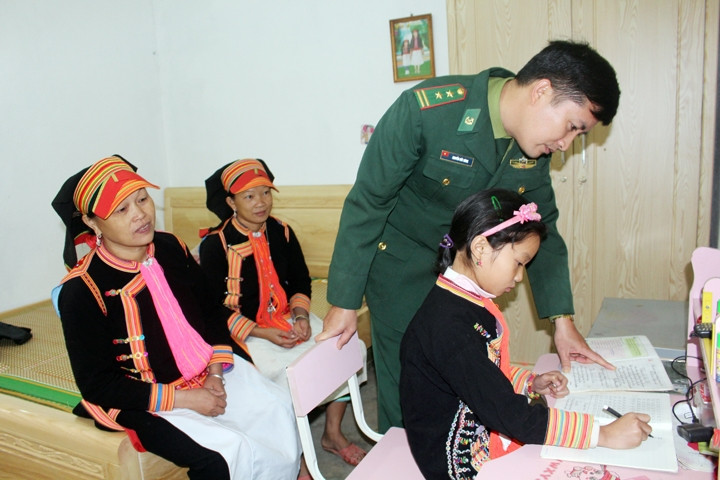 Cán bộ Đồn Biên phòng Ma Lù Thàng (Bộ Chỉ huy Bộ đội Biên phòng tỉnh Lai Châu) thường xuyên đến nhà hướng dẫn cháu Phàn Thị Sinh (bản Sơn Bình, xã Ma Ly Pho, huyện Phong Thổ) học bài.