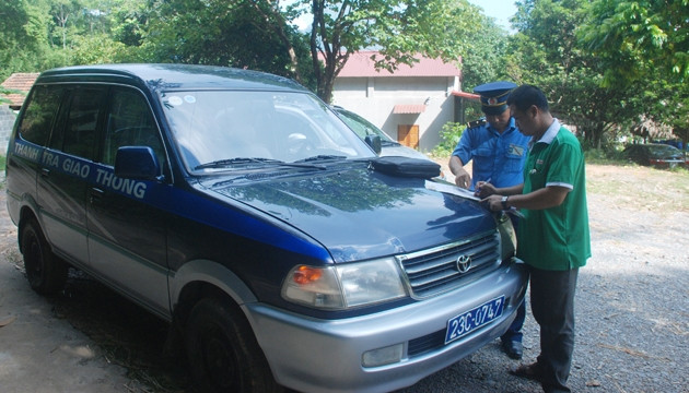 Thanh tra giao thông Hà Giang lập biên bản xử lý tài xế taxi dù hoạt động trên địa bàn TP Hà Giang.