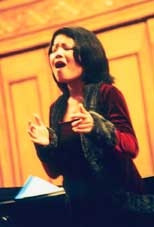 Anh Thơ - ca sĩ áo dài