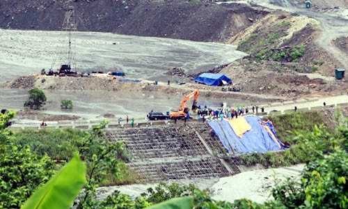 Đập mang tên 790 được gia cố để tiếp tục gồng mình phục vụ bãi thải Đông Cao Sơn. Ảnh: Minh Quyết