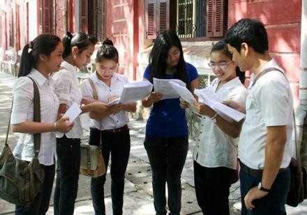 Thí sinh xem lại bài thí tại Hội đồng thi trường Quốc học Huế.