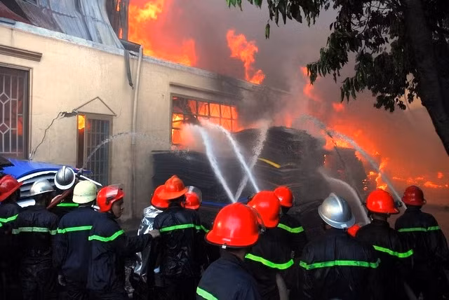 Lực lượng PCCC nỗ lực dập tắt đám cháy.