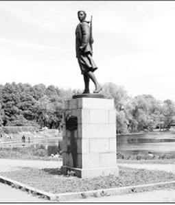 Tượng đài Dôi - A dựng gần nơi cô hy sinh.