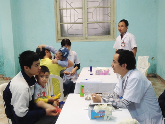 Cung thiếu nhi Hà Nội phối hợp Ðoàn bác sĩ trẻ khám, tư vấn trẻ tự kỷ.