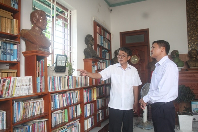 Ông Mai Sông Bé cho biết, khi đưa vào hoạt động, ngày 3-11-2017, điểm đọc sách Cù lao Rùa chỉ có gần 2.000 cuốn sách, đến nay đã có hơn 10.000 cuốn. Ngoài số tiền tiết kiệm được từ lương hưu của hai v