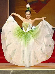 Vũ Hương Giang với điệu múa Chim công.