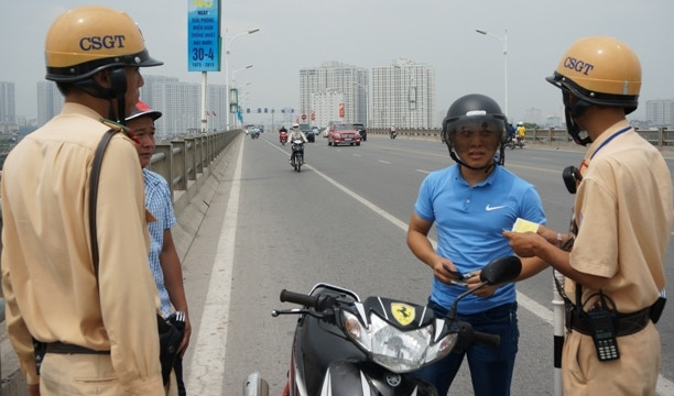  Xử lý người vi phạm trên cầu Vĩnh Tuy.