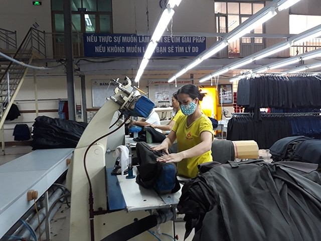 Dây chuyền gia công áo vest cao cấp tại Công ty cổ phần May Hồ Gươm.