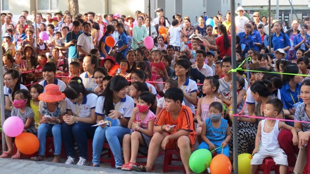 Đông đảo phụ huynh và các em thiếu nhi đang điều trị tại Bệnh viện T.Ư Huế tham gia chương trình “Tết Thiếu nhi 1-6”.