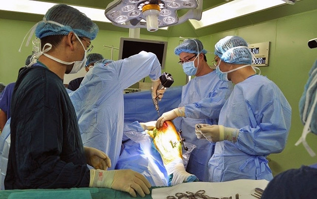 Một ca phẫu thuật khớp gối tại Khoa Chấn thương chỉnh hình và phẫu thuật cột sống có sự hỗ trợ của hệ thống rô-bốt.