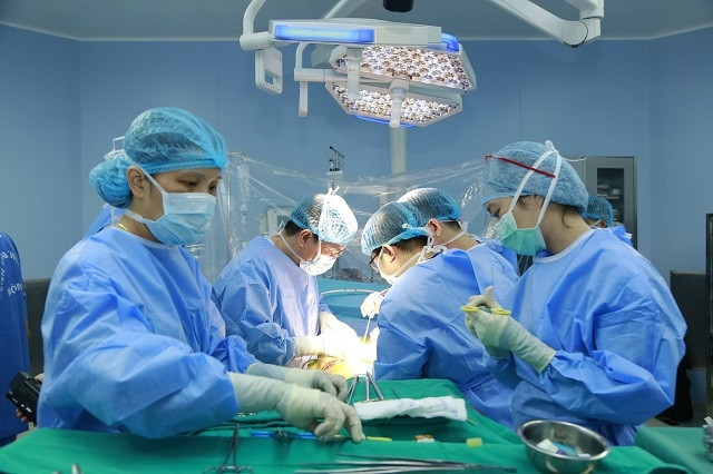 Các bác sĩ thực hiện ghép gan cấp cứu.