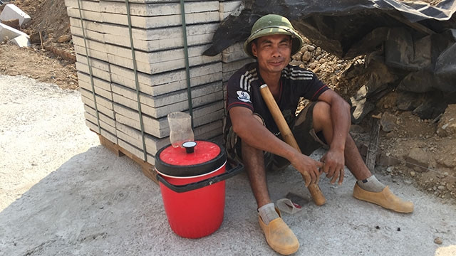 Anh Nguyễn Xuân Trọng (Sơn Tây, Hà Nội) nghỉ ngơi tránh nắng sau những phút làm việc.