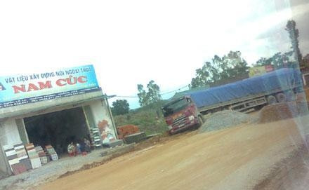 Xe tải sa xuống rệ đường tại đoạn quốc lộ 1A đang cải tạo, nâng cấp