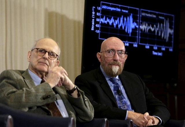 TS Rainer Weiss và TSKip Thorne trong một cuộc hội thảo về sóng hấp dẫn được tổ chức tại Washington (Mỹ) ngày 11-2-2016. (Ảnh: Reuters)
