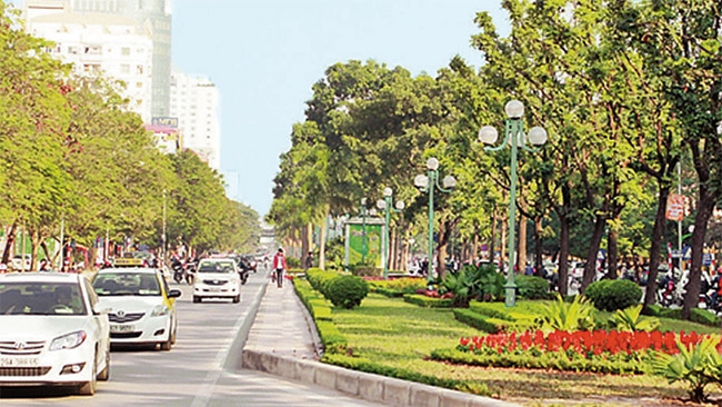 Hạ tầng đô thị quận Bắc Từ Liêm đang từng bước được đầu tư phát triển. Trong ảnh: Ðường Hoàng Quốc Việt, tuyến đường văn minh trật tự đô thị tại phường Cổ Nhuế 1. Ảnh: HÙNG NGUYỄN