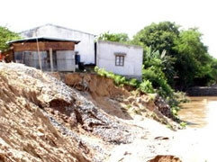 Lũ quét ở sông Lũy (Bắc Bình,
Bình Thuận) rạng sáng 5-10.