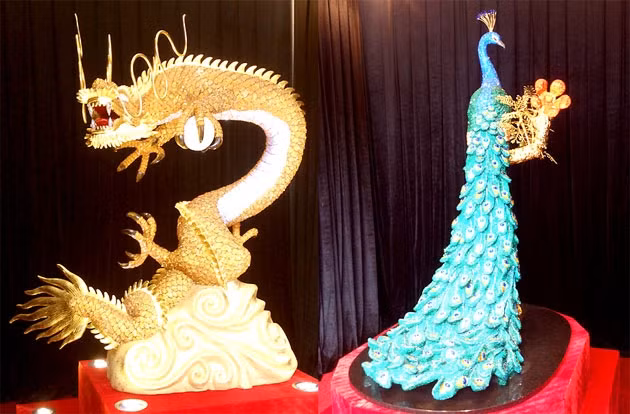 Hai linh vật rồng - công, được chế tác bằng đá quý, mạ vàng.