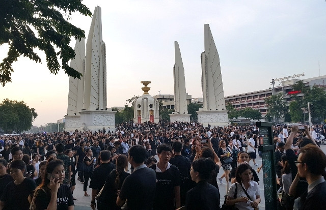 Người dân Thái-lan tiễn linh cữu nhà vua tới Hoàng cung