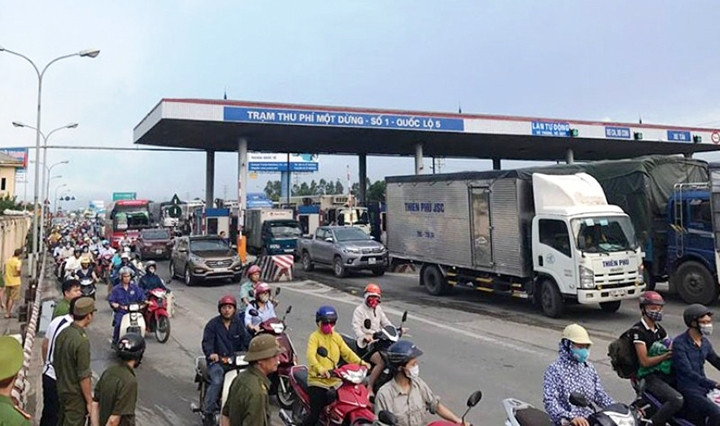 Một số lái xe trả tiền lẻ khi qua Trạm thu phí số 1 quốc lộ 5 (huyện Văn Lâm, Hưng Yên), làm tắc nghẽn giao thông, khiến người dân địa phương tập trung đông, gây mất trật tự, an ninh.