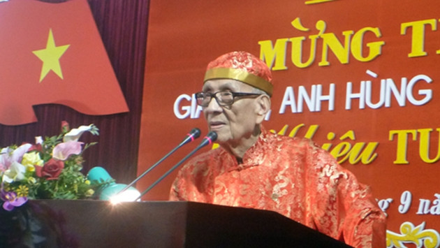 Giáo sư-Anh hùng Lao động Vũ Khiêu phát biểu cảm tưởng trong Lễ mừng Giáo sư đại thọ 100 tuổi.