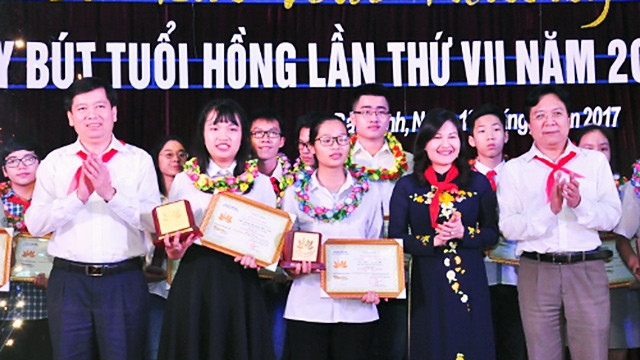 Trao hai giải A cho các tác giả đạt giải “Cây bút Tuổi hồng” lần thứ VII năm 2017. Nguồn: HỘI ĐỒNG ĐỘI TRUNG ƯƠNG