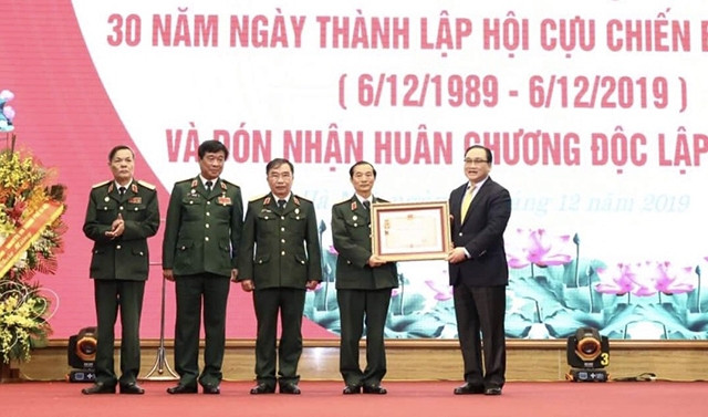 Đồng chí Hoàng Trung Hải, Ủy viên Bộ Chính trị, Bí thư Thành uỷ Hà Nội trao Huân chương Độc lập hạng Nhì cho lãnh đạo Hội Cựu chiến binh thành phố Hà Nội.