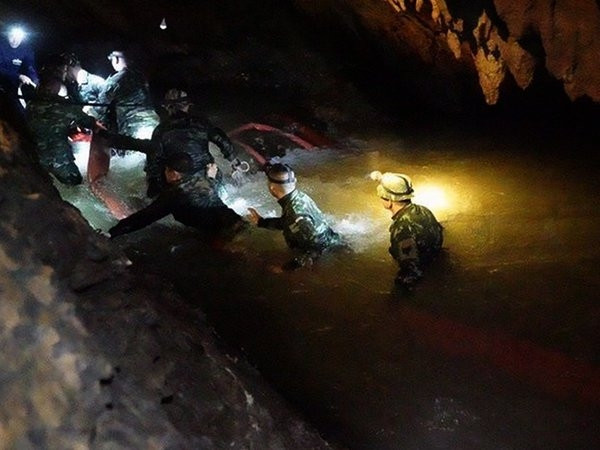 Mực nước trong hang vẫn cao, cản trở nhân viên cứu hộ đưa các thành viên đội bóng ra ngoài. (Ảnh: The Independent)