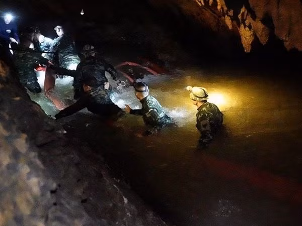Mực nước trong hang vẫn cao, cản trở nhân viên cứu hộ đưa các thành viên đội bóng ra ngoài. (Ảnh: The Independent)