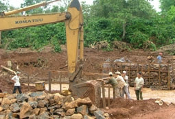 Dựng lại cầu Ea Ta bị lũ cuốn trôi.