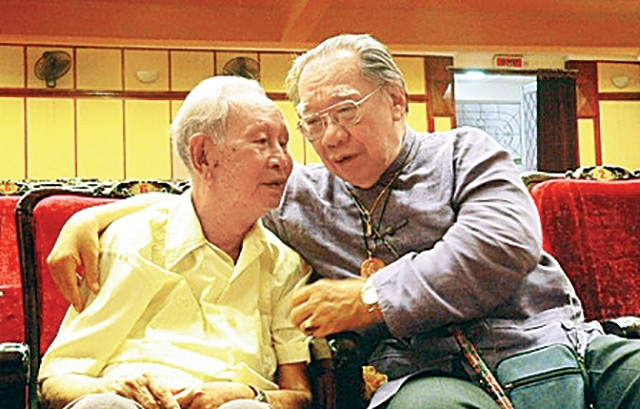 Nhà nghiên cứu, soạn giả tuồng Mịch Quang (người bên trái) và Giáo sư Trần Văn Khê. Ảnh: THẾ KHOA