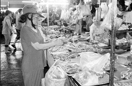 Ở các chợ truyền thống, an toàn vệ sinh thực phẩm luôn là nỗi lo ngại của người tiêu dùng.