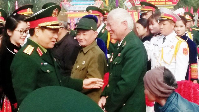 Đại tướng Ngô Xuân Lịch tặng quà gia đình chính sách tại ATK Định Hóa.