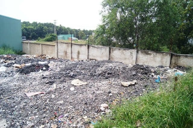 Chất thải nguy hại đổ ra môi trường bị phát hiện.