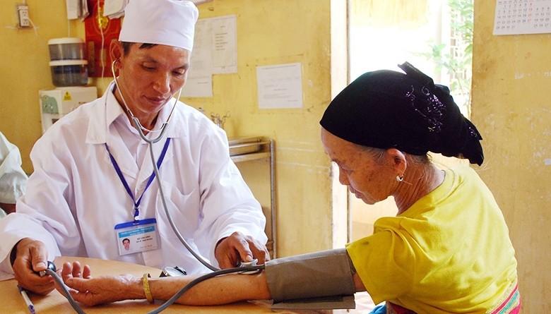 Khám bệnh cho người dân xã Ia Lâu( huyện Chư Prông)