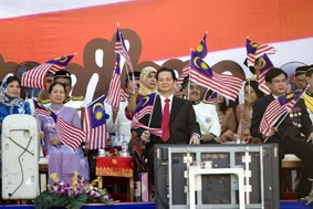 Thủ tướng Nguyễn Tấn Dũng dự Lễ kỷ niệm
lần thứ 50 Ngày Độc lập của Malaysia
tại Quảng trường Độc Lập.