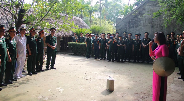 Đoàn khách Bộ Quốc phòng nghe thuyết minh tại Khu di tích Kim Liên.