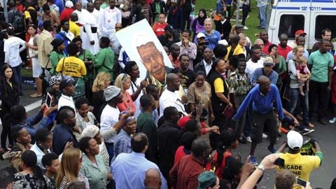 Người dân Nam Phi tưởng nhớ cựu Tổng thống N.Mandela. Ảnh ROI-TƠ