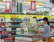 Chịu sức ép, các nhà bán lẻ trong nước bắt đầu tăng tốc