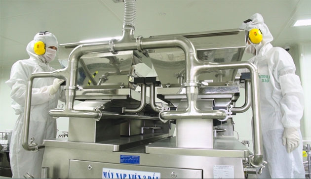 Các công nhân đang làm việc trong dây chuyền tại nhà máy Amway Bình Dương.