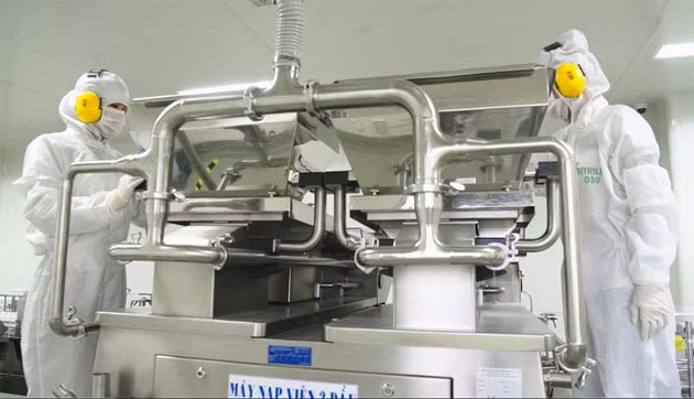 Các công nhân đang làm việc trong dây chuyền tại nhà máy Amway Bình Dương.