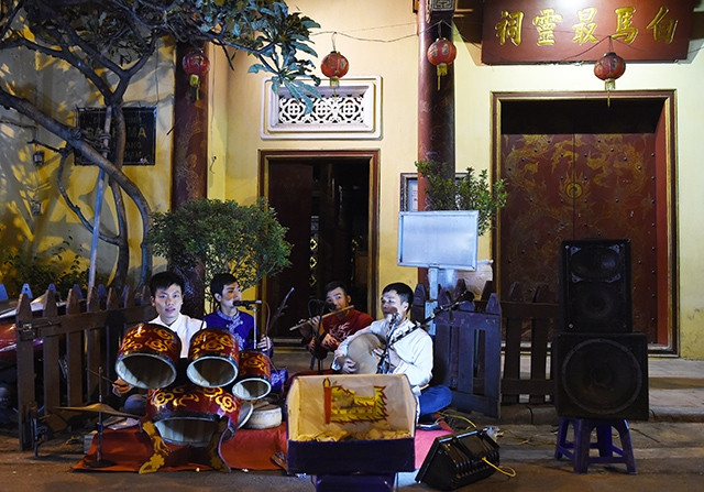 Biểu diễn hát chầu văn tại đền Bạch Mã (Hà Nội). Ảnh: ĐỨC ANH TRẦN